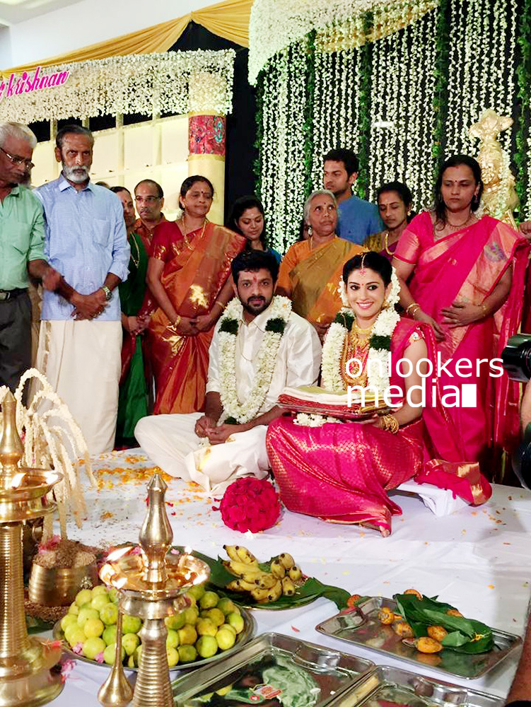 https://onlookersmedia.in/wp-content/uploads/2015/12/Shivada-Nair-Wedding-Stills-Photos-3.jpg