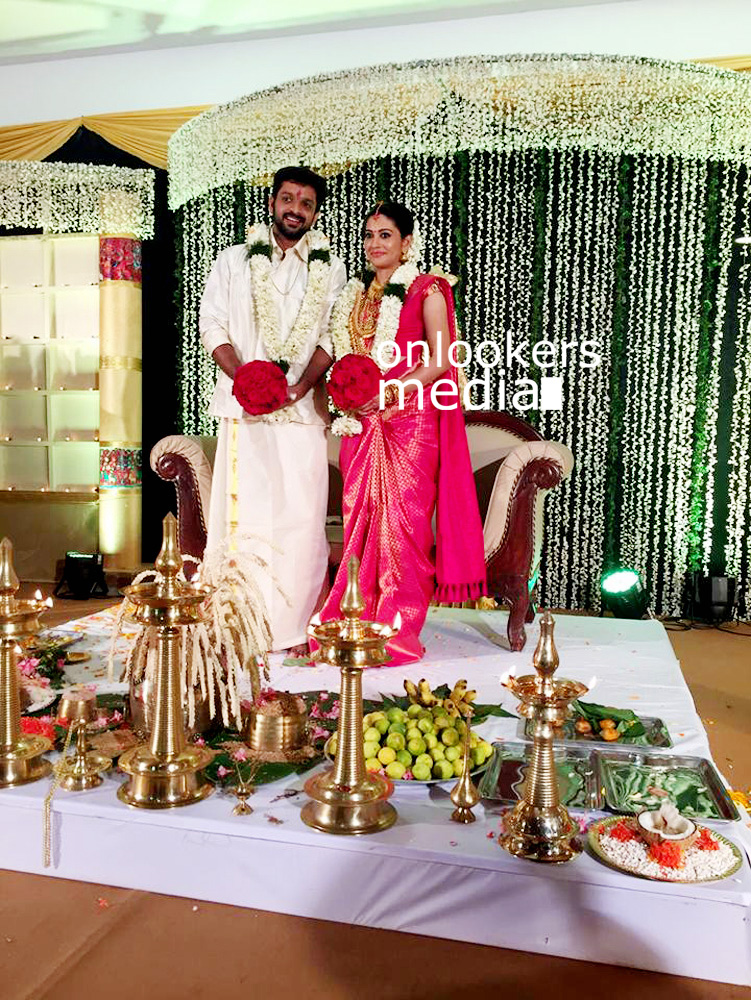 https://onlookersmedia.in/wp-content/uploads/2015/12/Shivada-Nair-Wedding-Stills-Photos-4.jpg