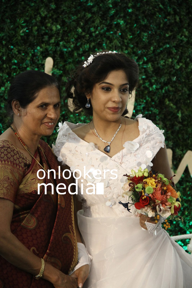 https://onlookersmedia.in/wp-content/uploads/2016/01/Archana-Kavi-Wedding-Stills-Photos-37.jpg