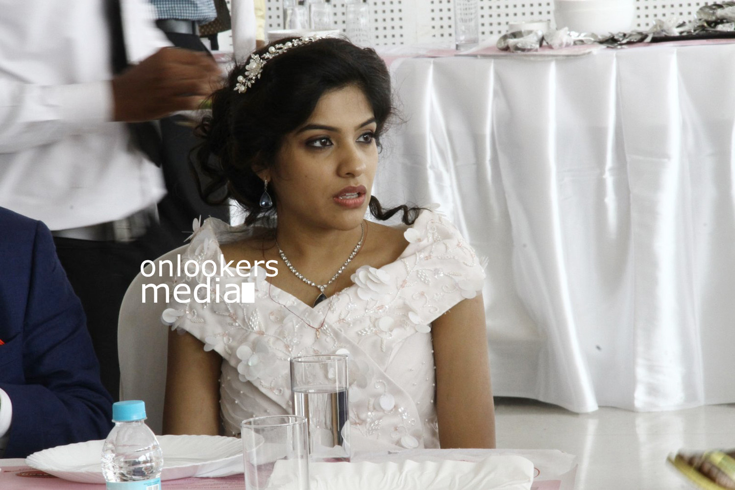 https://onlookersmedia.in/wp-content/uploads/2016/01/Archana-Kavi-Wedding-Stills-Photos-64.jpg