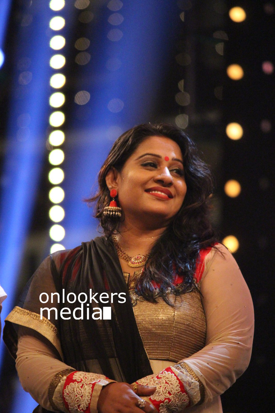 https://onlookersmedia.in/wp-content/uploads/2016/01/Beena-Antony-at-Flowers-TV-Award-2016-Stills-Photos-5.jpg