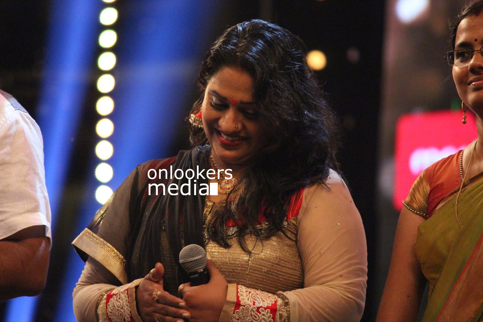 https://onlookersmedia.in/wp-content/uploads/2016/01/Beena-Antony-at-Flowers-TV-Award-2016-Stills-Photos-6.jpg