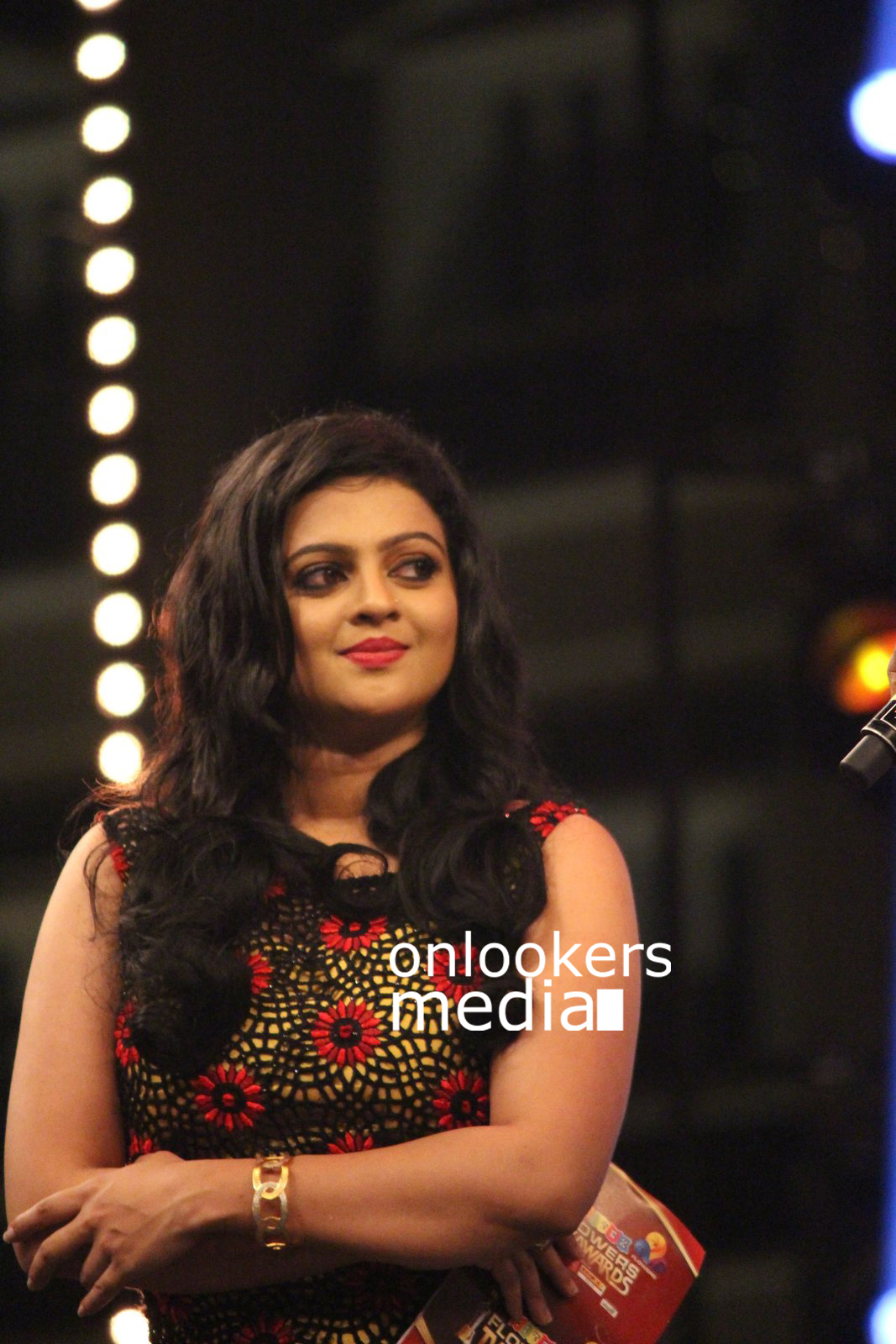 https://onlookersmedia.in/wp-content/uploads/2016/01/Comedy-Super-Night-anchor-Aswathy-at-Flowers-TV-Award-2016-Stills-Photos-1.jpg