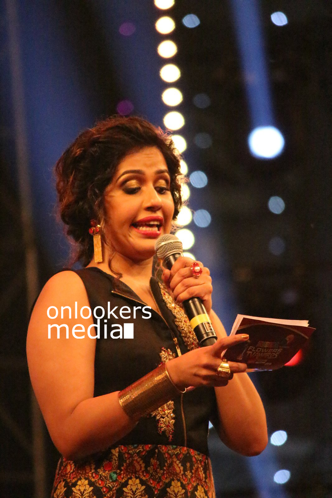 https://onlookersmedia.in/wp-content/uploads/2016/01/Comedy-Super-Night-anchor-Aswathy-at-Flowers-TV-Award-2016-Stills-Photos-5.jpg