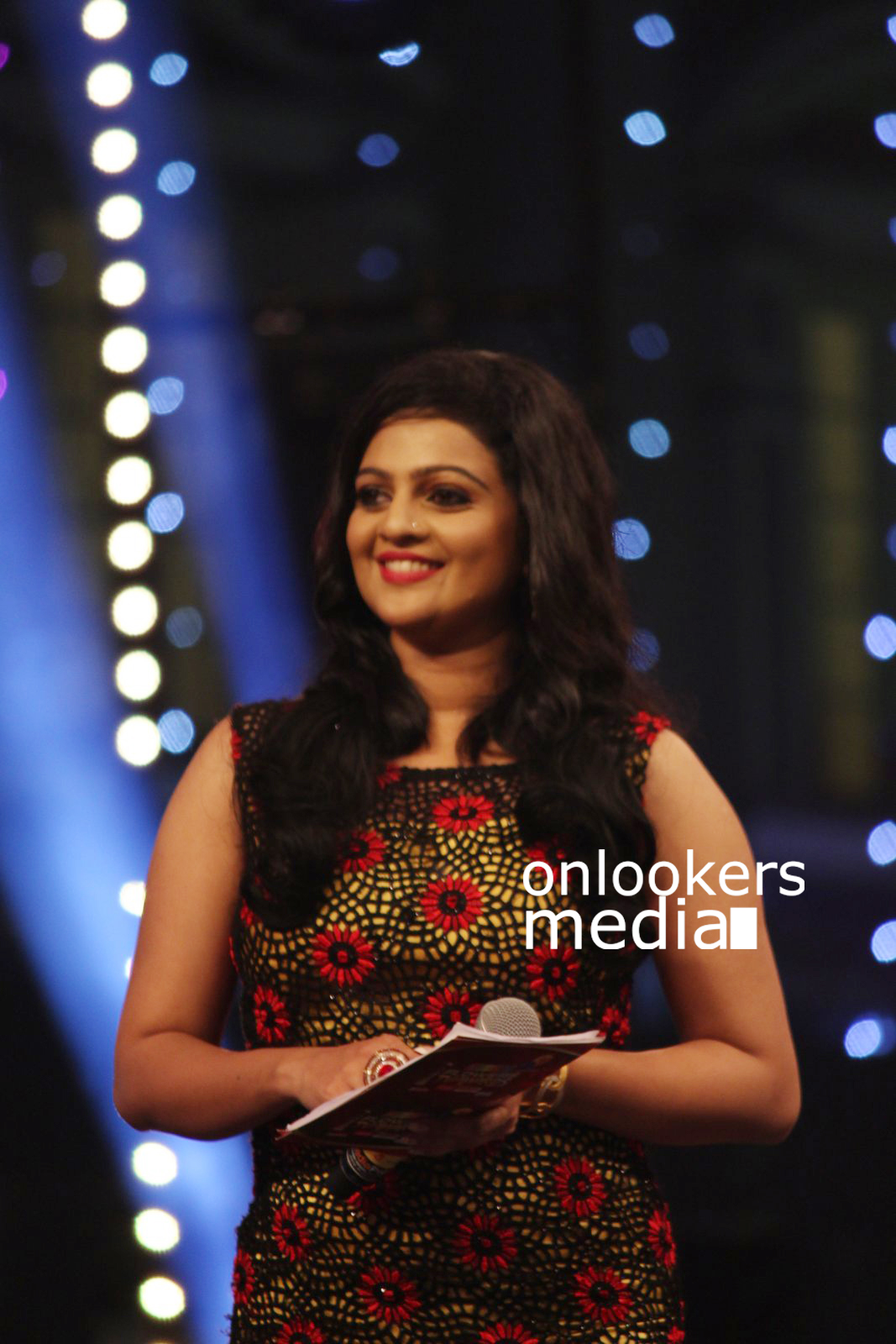 https://onlookersmedia.in/wp-content/uploads/2016/01/Comedy-Super-Night-anchor-Aswathy-at-Flowers-TV-Award-2016-Stills-Photos-6.jpg