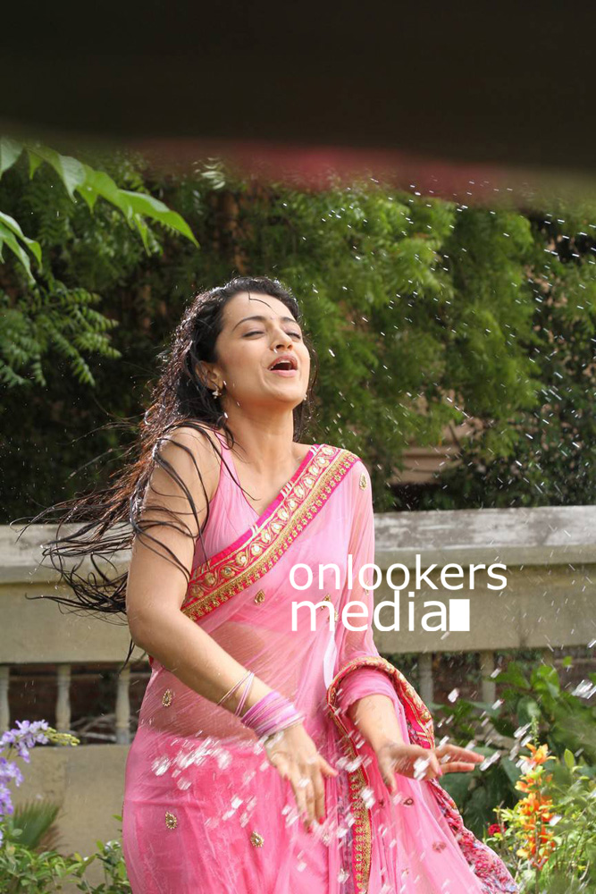 https://onlookersmedia.in/wp-content/uploads/2016/01/Trisha-in-Saree-Aranmanai-2-Stills-12.jpg
