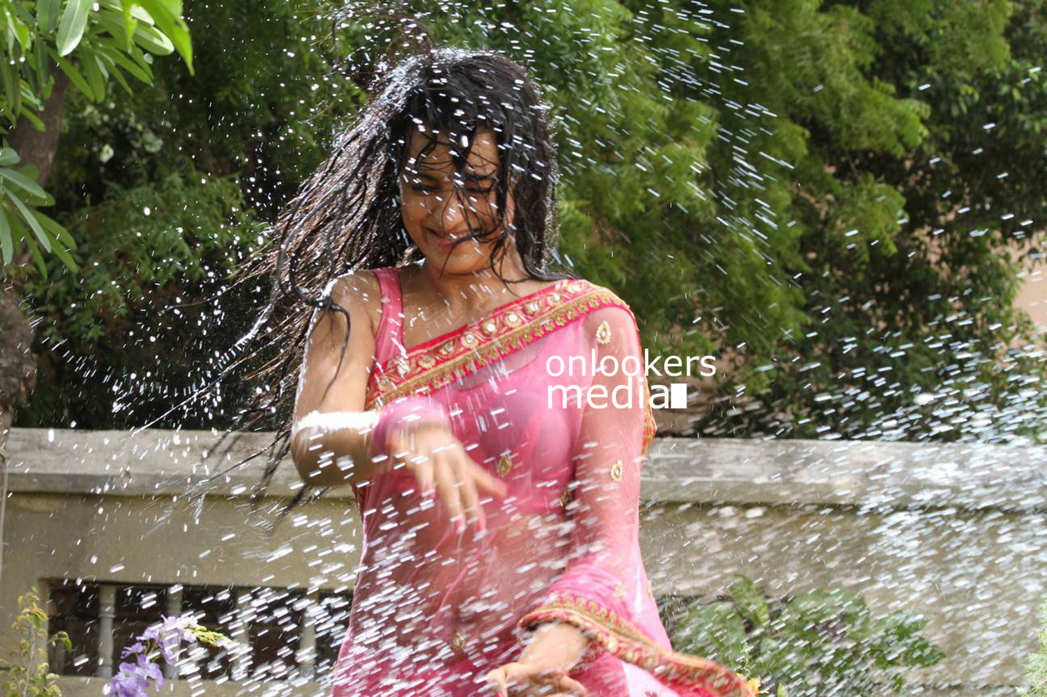 https://onlookersmedia.in/wp-content/uploads/2016/01/Trisha-in-Saree-Aranmanai-2-Stills-16.jpg