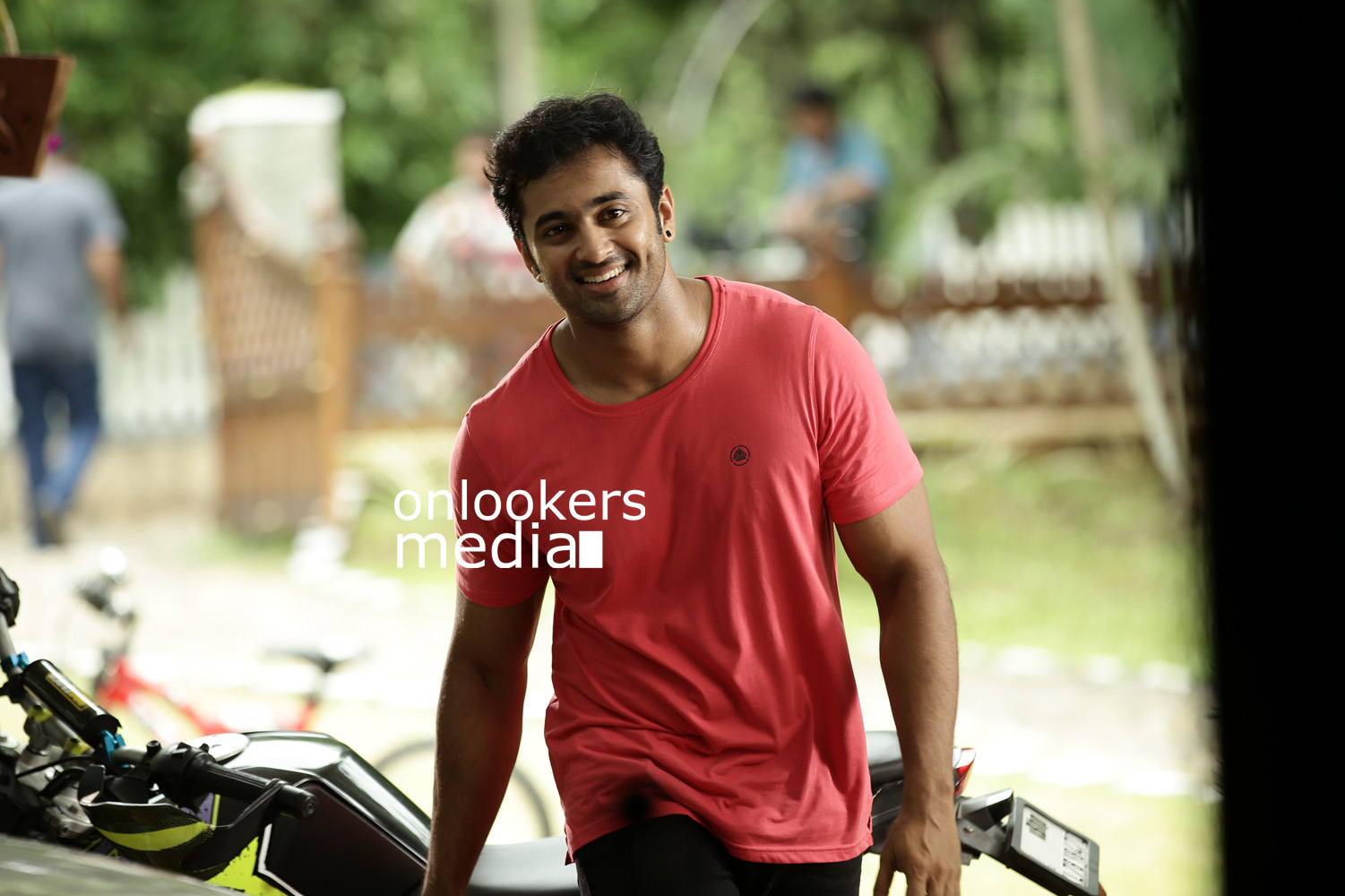 https://onlookersmedia.in/wp-content/uploads/2016/01/Unni-Mukundan-in-Style-Malyalam-Movie-Stills-Photos-3.jpg