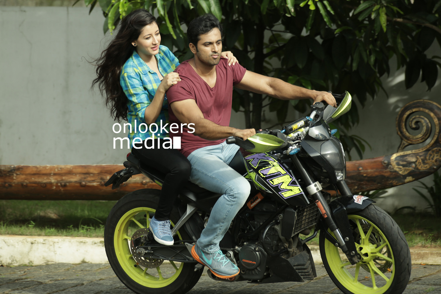https://onlookersmedia.in/wp-content/uploads/2016/01/Unni-Mukundan-in-Style-Malyalam-Movie-Stills-Photos-7.jpg