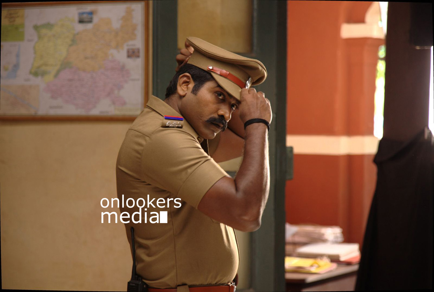 https://onlookersmedia.in/wp-content/uploads/2016/01/Vijay-Sethupathi-in-Sethupathi-Stills-Photos-1.jpg