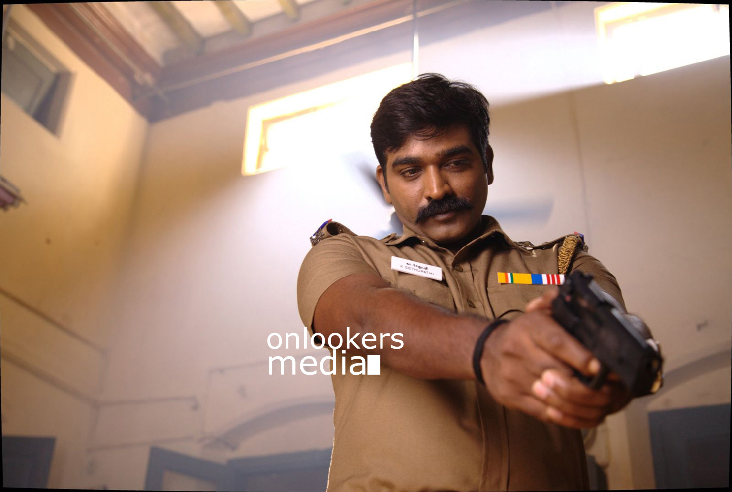 https://onlookersmedia.in/wp-content/uploads/2016/01/Vijay-Sethupathi-in-Sethupathi-Stills-Photos-2.jpg