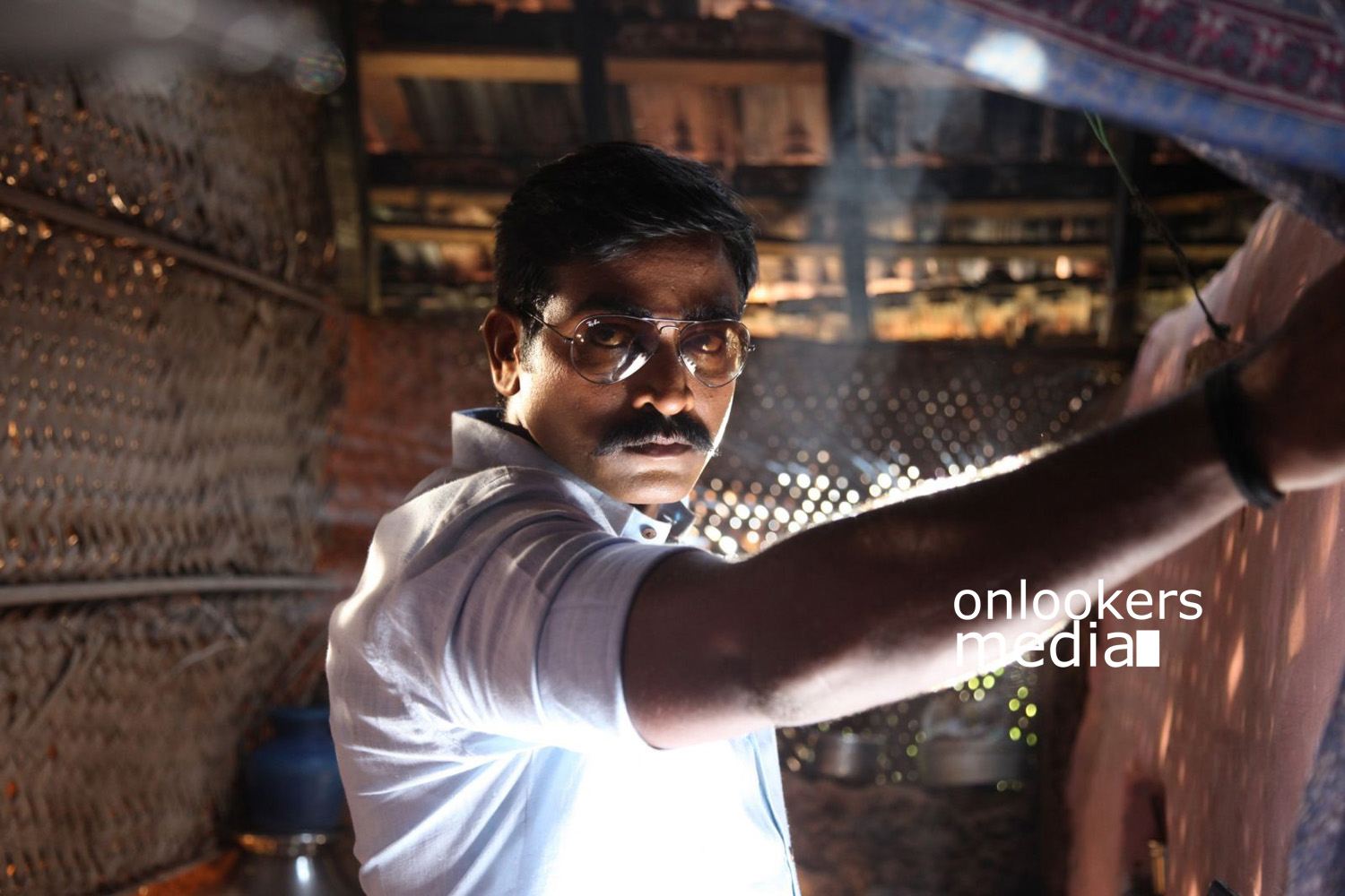 https://onlookersmedia.in/wp-content/uploads/2016/01/Vijay-Sethupathi-in-Sethupathi-Stills-Photos-5.jpg