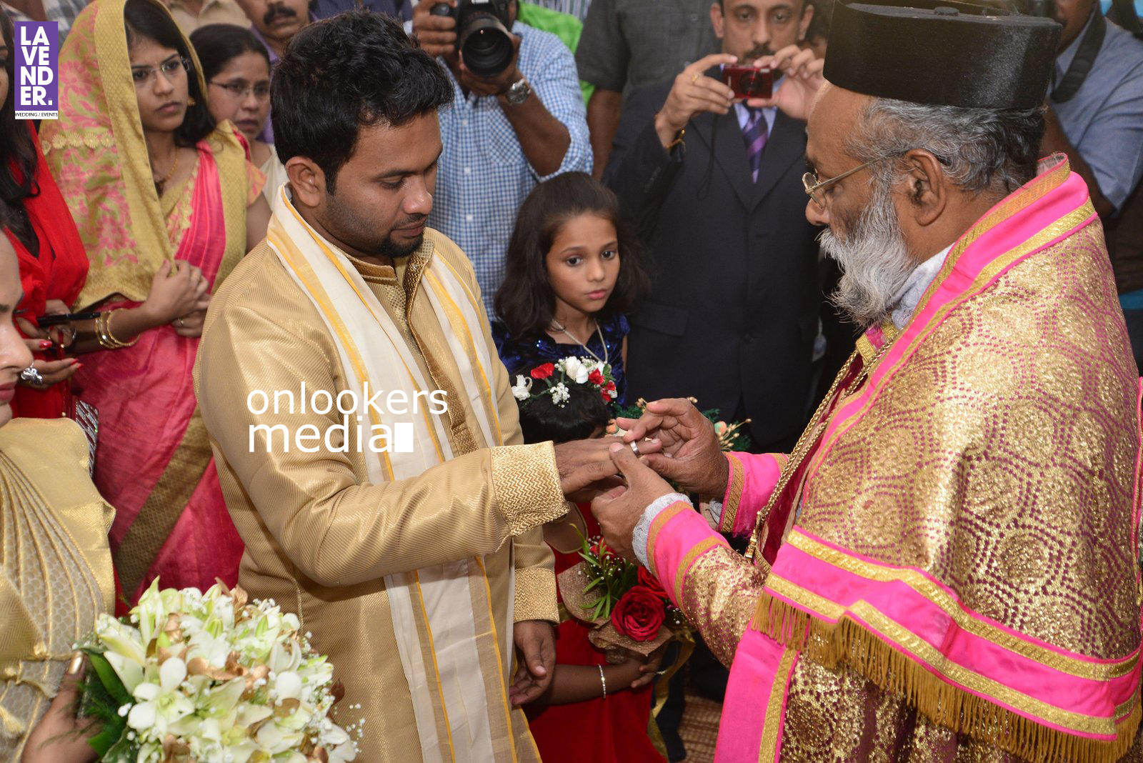 https://onlookersmedia.in/wp-content/uploads/2016/02/Aju-Varghese-Wedding-Stills-wife-Augustina-17.jpg
