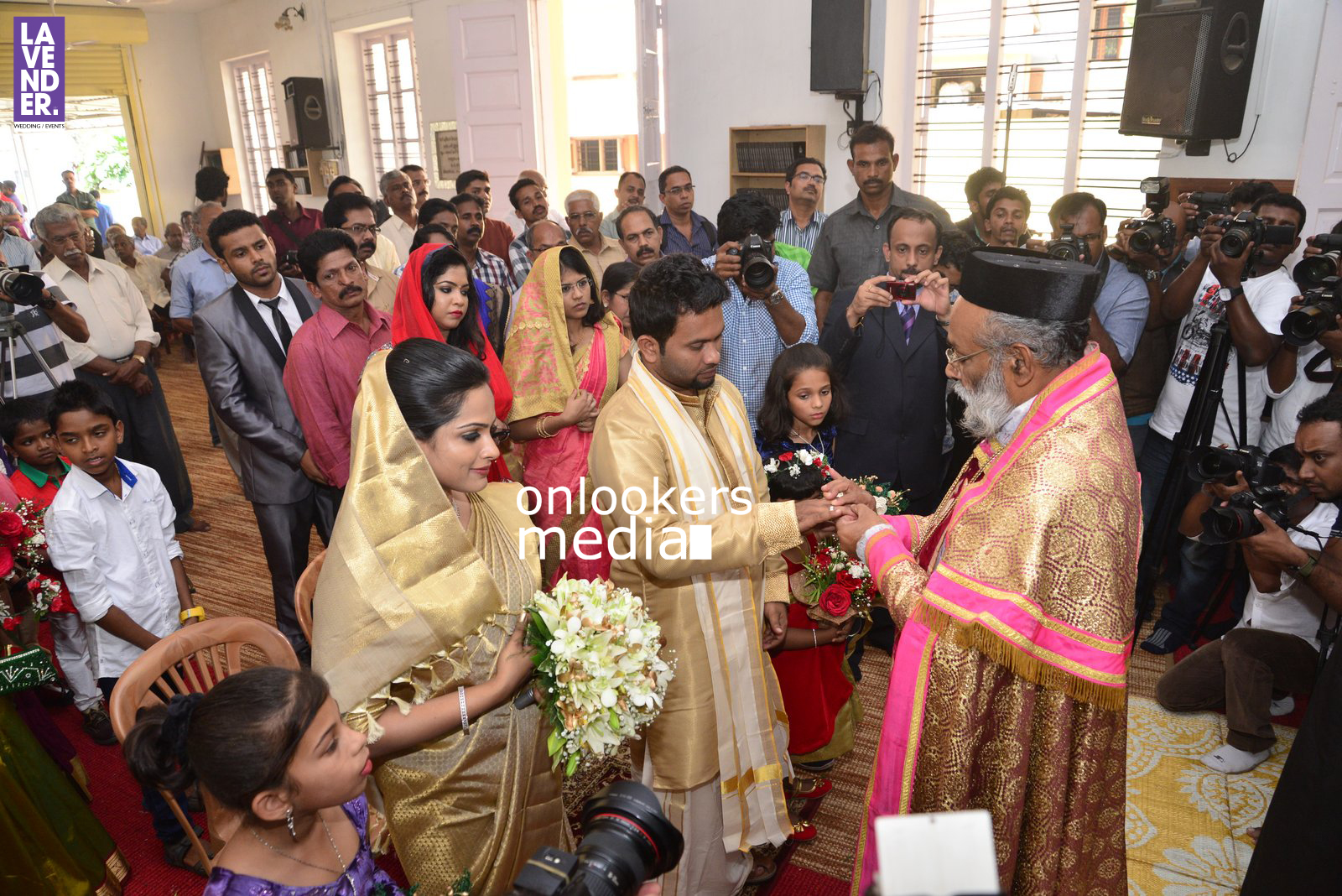 https://onlookersmedia.in/wp-content/uploads/2016/02/Aju-Varghese-Wedding-Stills-wife-Augustina-18.jpg