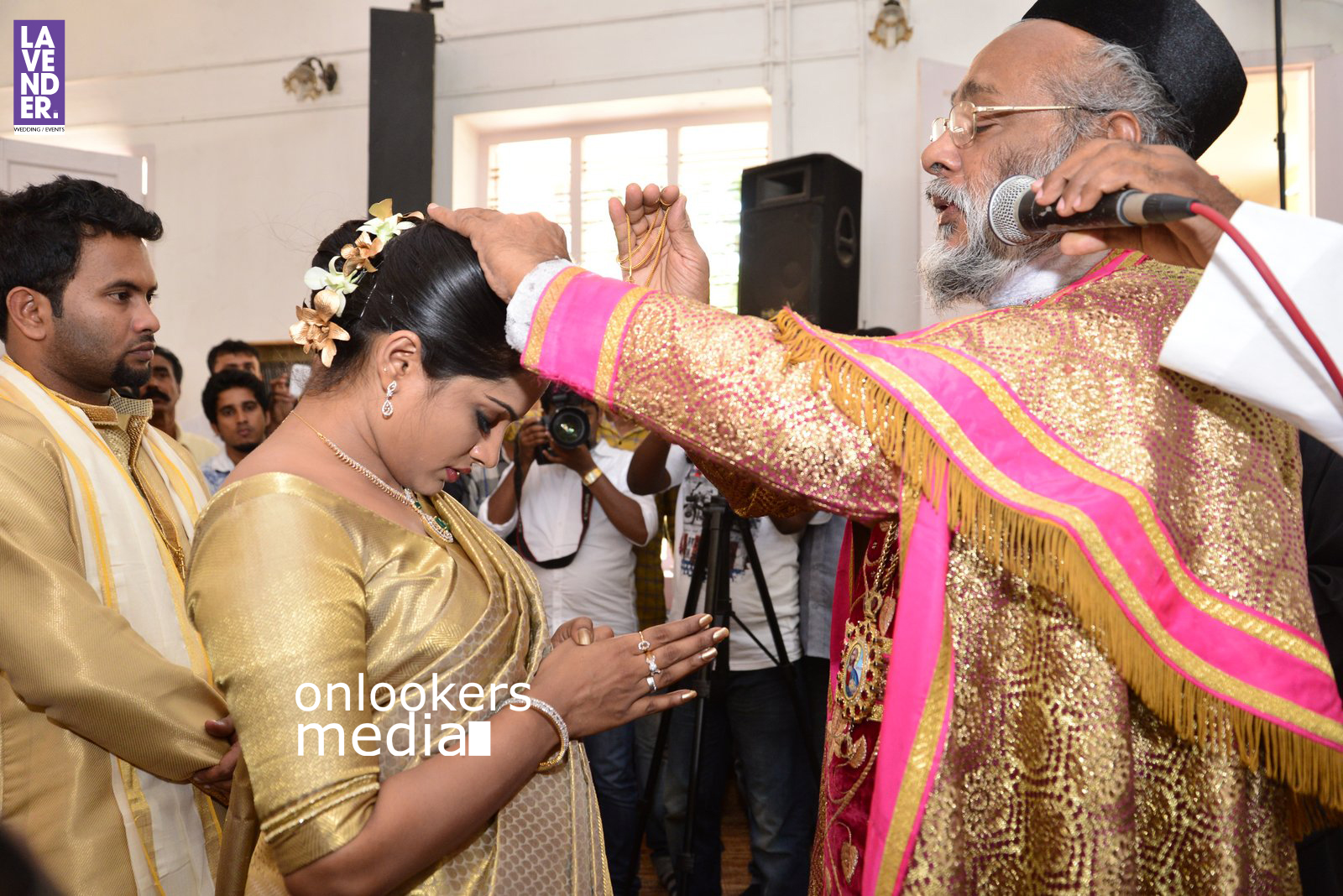 https://onlookersmedia.in/wp-content/uploads/2016/02/Aju-Varghese-Wedding-Stills-wife-Augustina-27.jpg