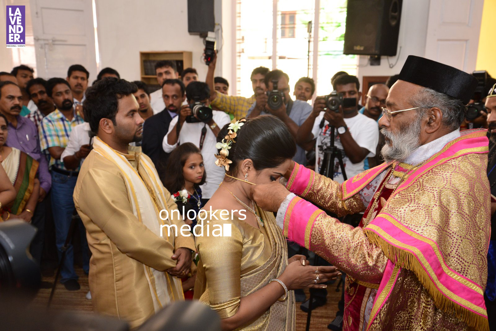 https://onlookersmedia.in/wp-content/uploads/2016/02/Aju-Varghese-Wedding-Stills-wife-Augustina-29.jpg