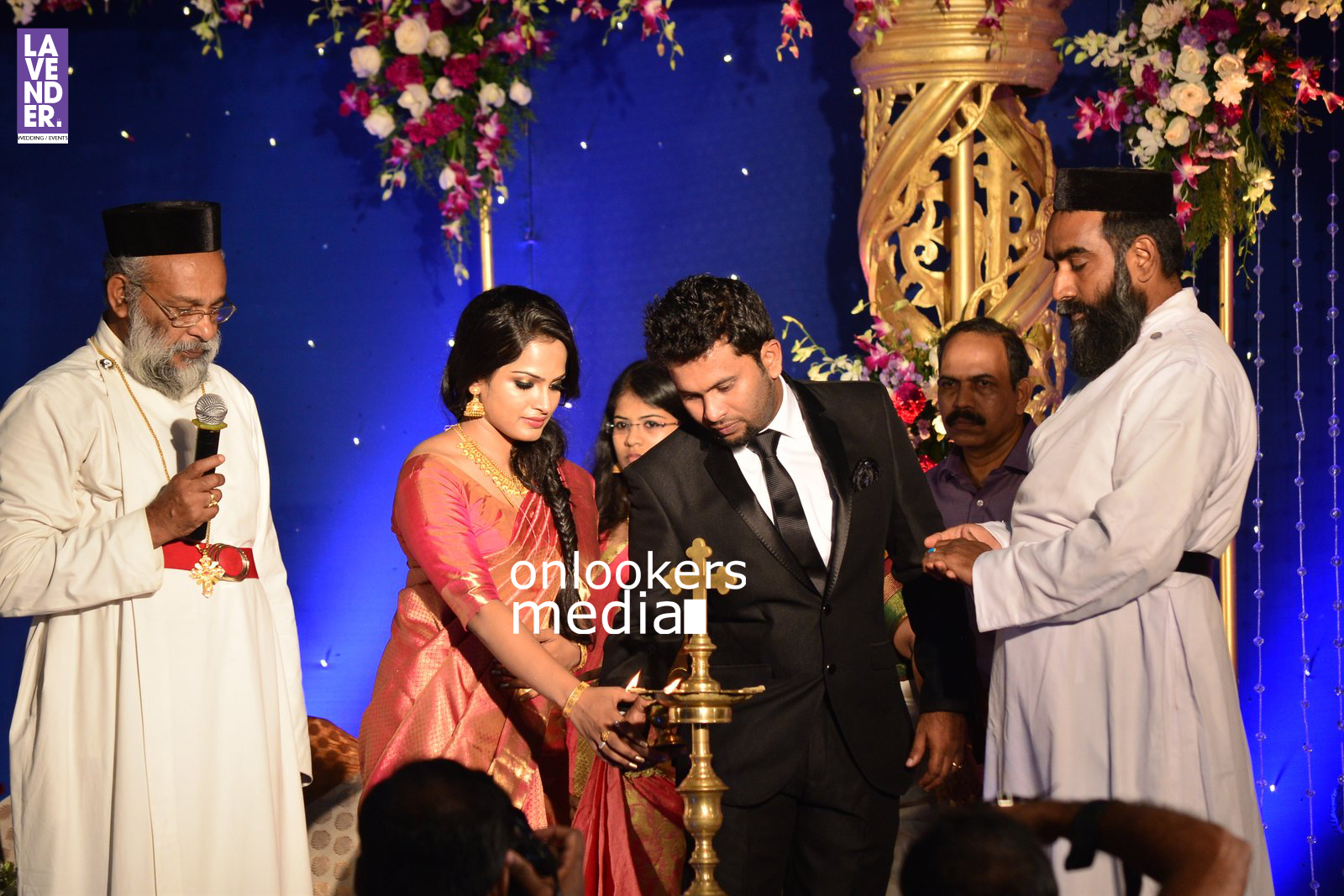 https://onlookersmedia.in/wp-content/uploads/2016/02/Aju-Varghese-Wedding-reception-stills-2.jpg