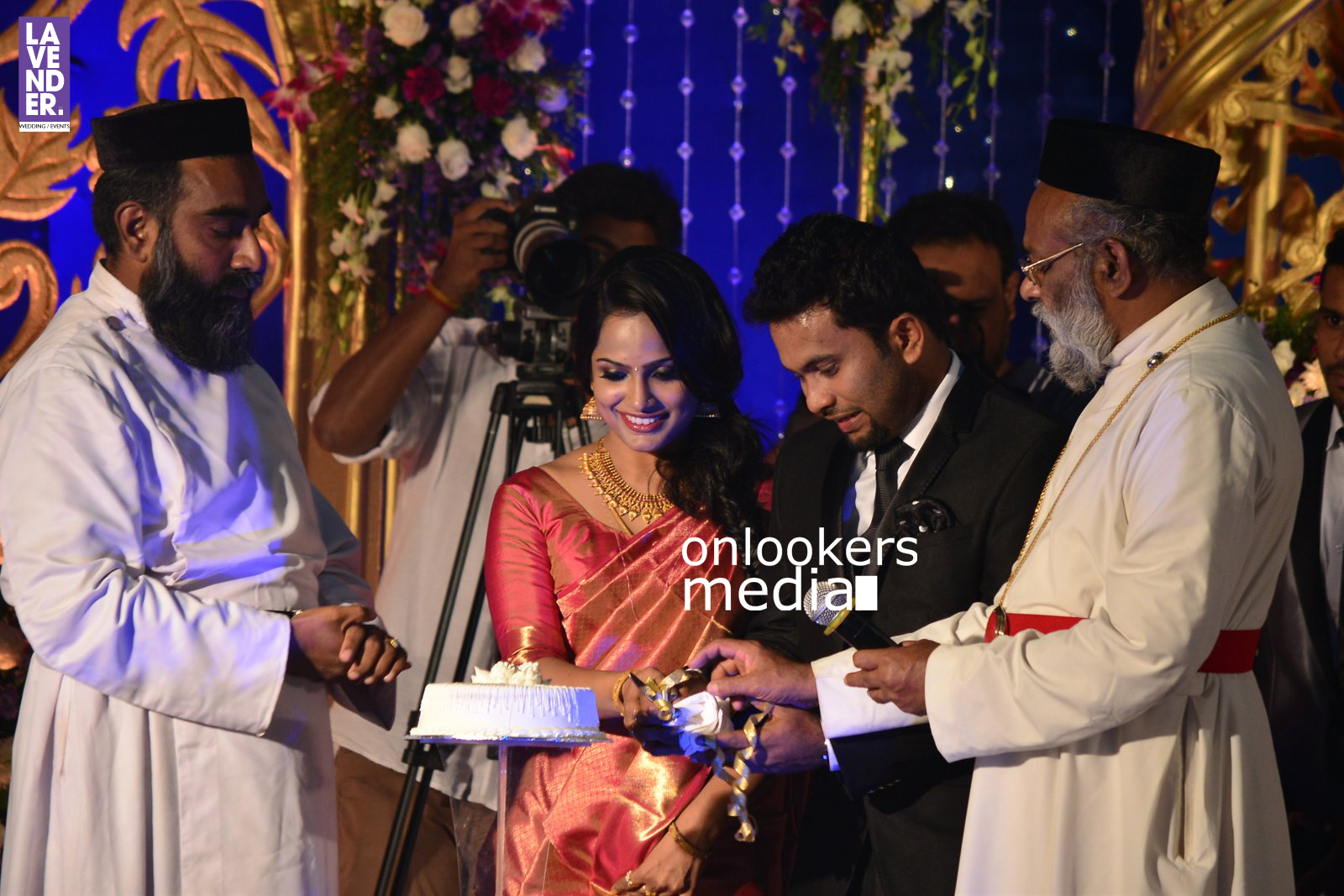 https://onlookersmedia.in/wp-content/uploads/2016/02/Aju-Varghese-Wedding-reception-stills-4.jpg