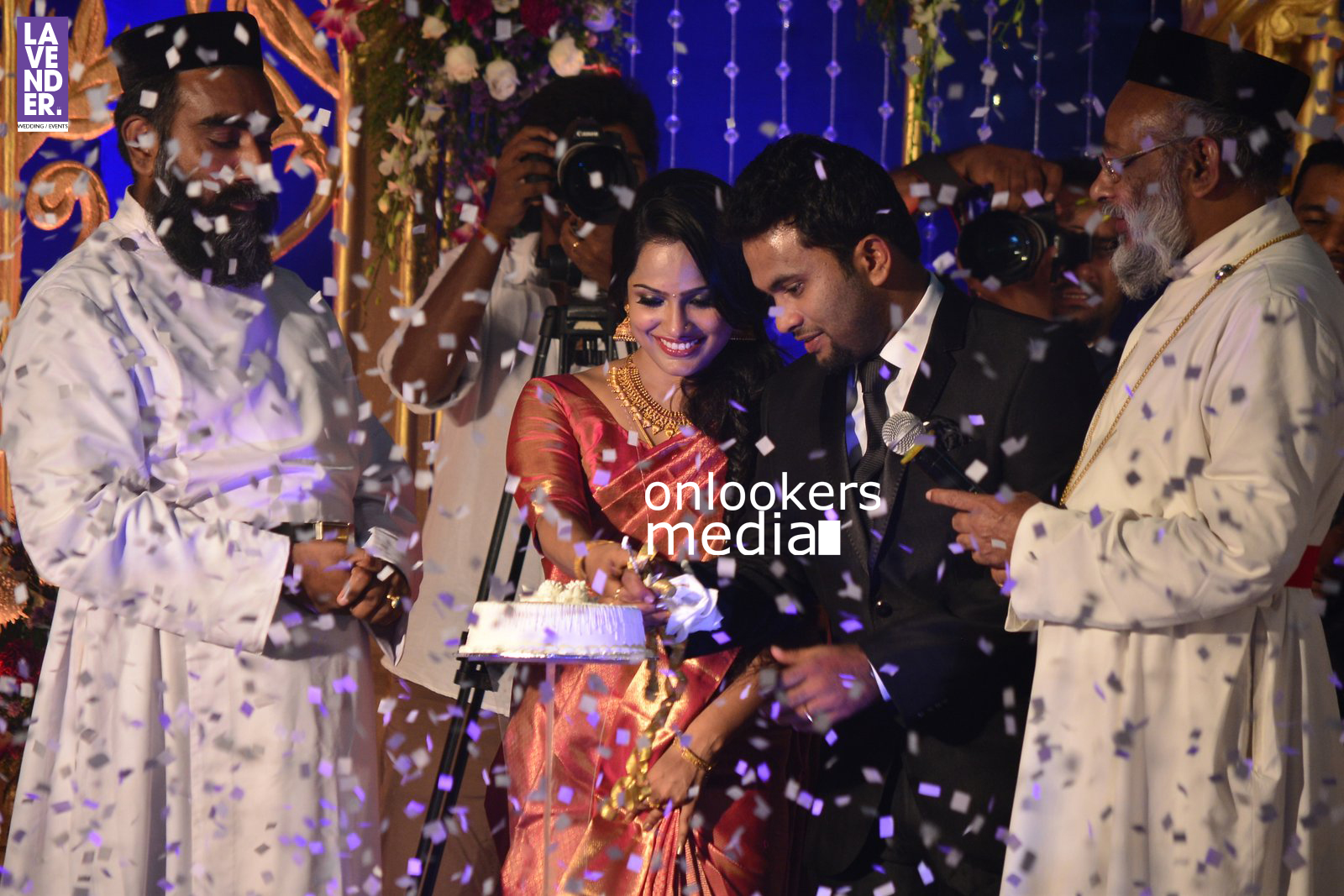 https://onlookersmedia.in/wp-content/uploads/2016/02/Aju-Varghese-Wedding-reception-stills-5.jpg