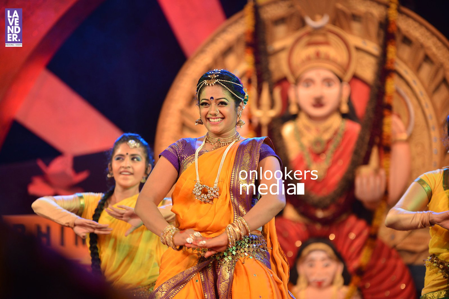 https://onlookersmedia.in/wp-content/uploads/2016/02/Malayalam-serial-actress-at-Attukal-Ponkala-2016-stills-14.jpg