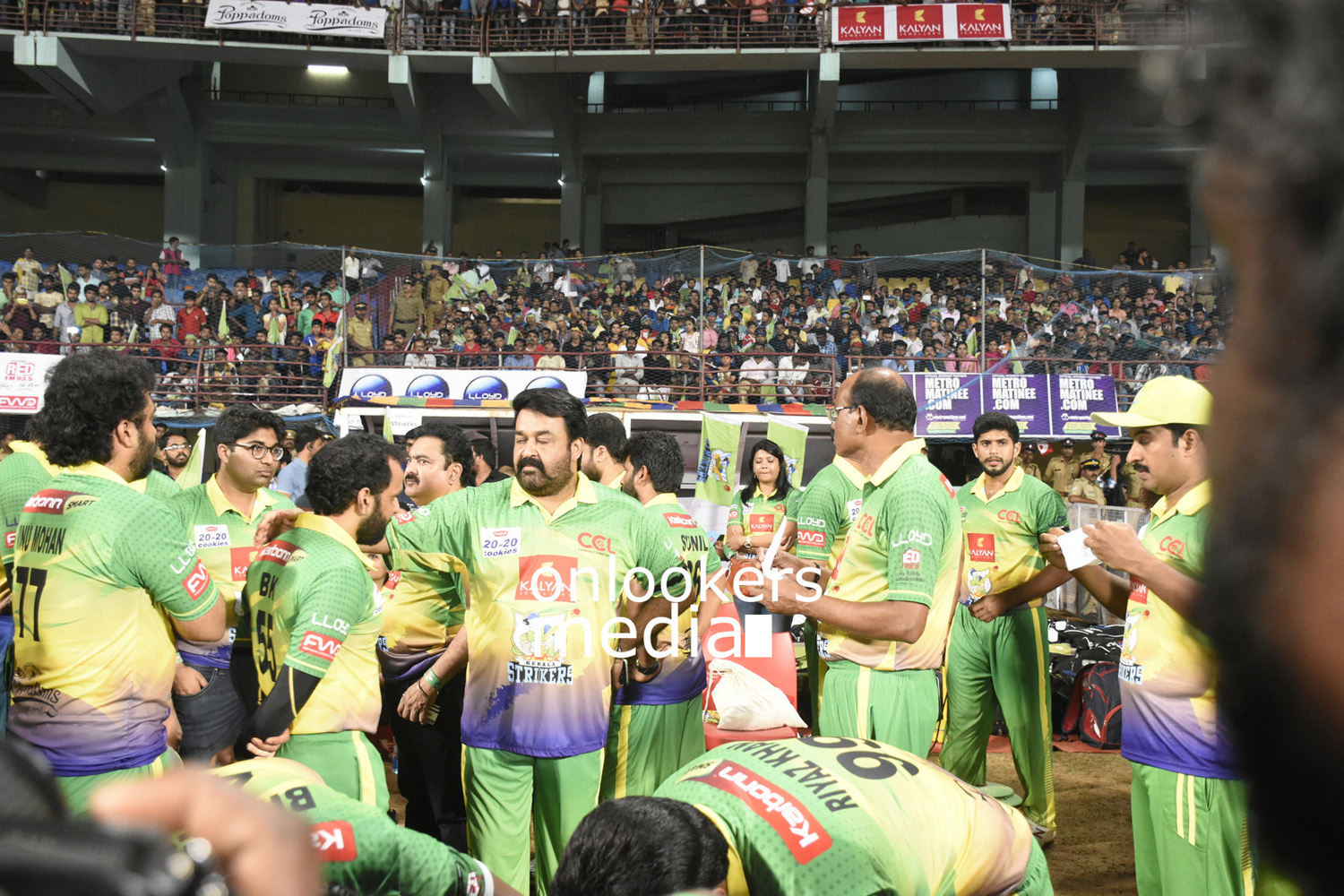 https://onlookersmedia.in/wp-content/uploads/2016/02/Mohanlal-at-CCL-6-Stills-Photo-18.jpg