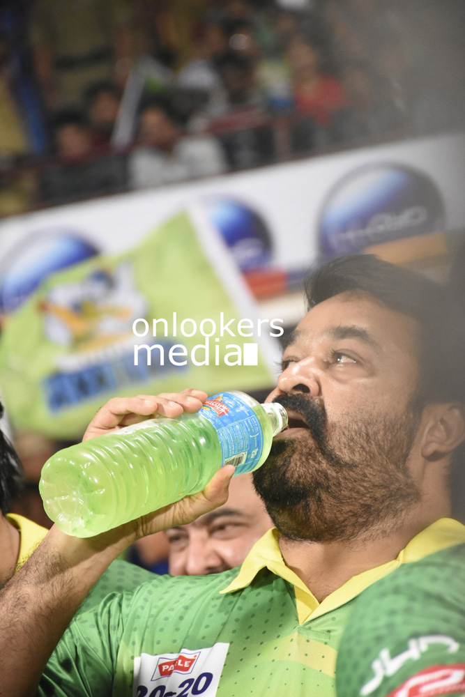 https://onlookersmedia.in/wp-content/uploads/2016/02/Mohanlal-at-CCL-6-Stills-Photo-19.jpg