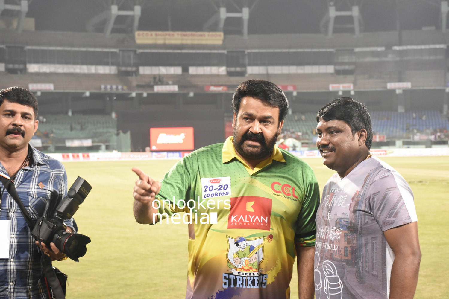 https://onlookersmedia.in/wp-content/uploads/2016/02/Mohanlal-at-CCL-6-Stills-Photo-2.jpg