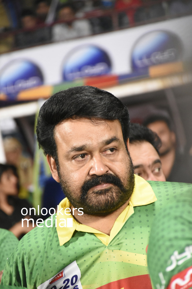 https://onlookersmedia.in/wp-content/uploads/2016/02/Mohanlal-at-CCL-6-Stills-Photo-20.jpg