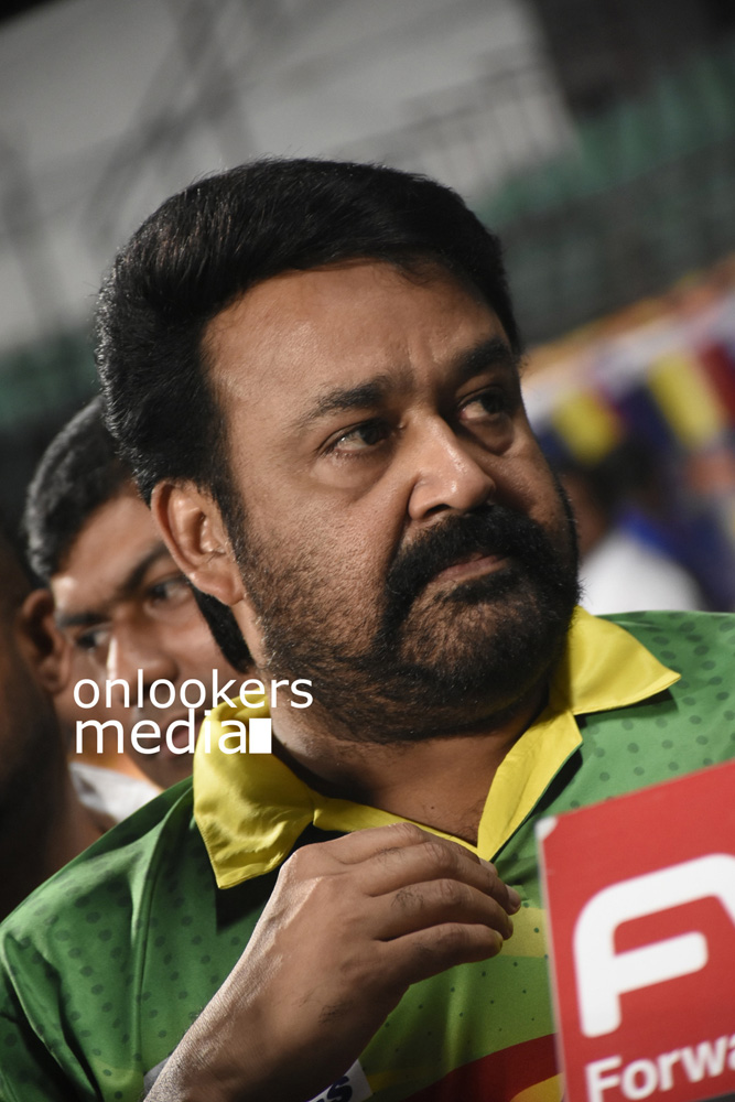 https://onlookersmedia.in/wp-content/uploads/2016/02/Mohanlal-at-CCL-6-Stills-Photo-8.jpg