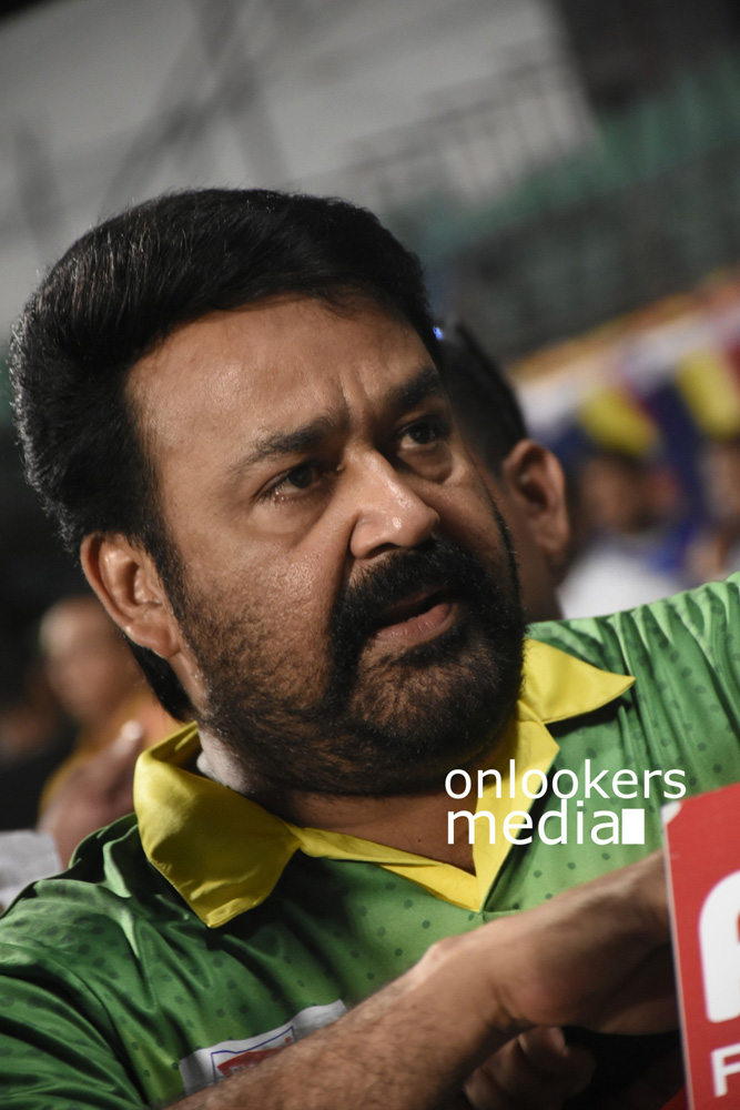 https://onlookersmedia.in/wp-content/uploads/2016/02/Mohanlal-at-CCL-6-Stills-Photo-9.jpg