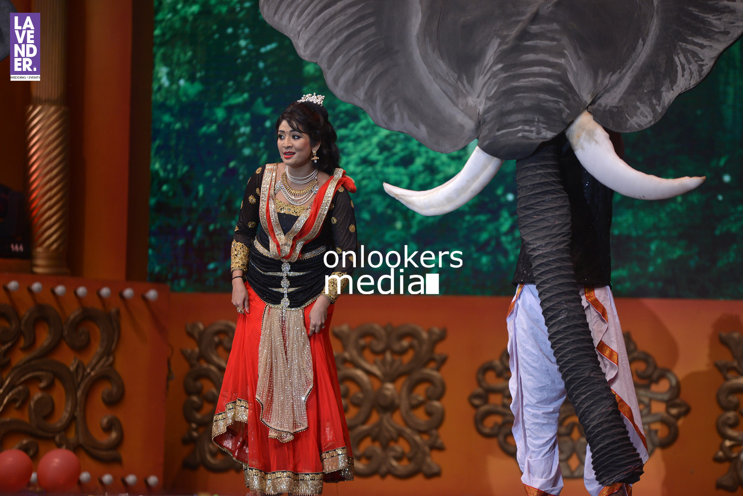 https://onlookersmedia.in/wp-content/uploads/2016/02/Navya-Nair-Dance-Show-at-Asianet-Film-Award-2016-31.jpg