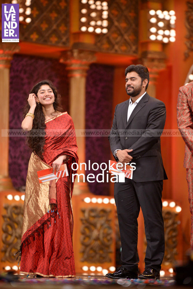 https://onlookersmedia.in/wp-content/uploads/2016/02/Nivin-Pauly-at-Asianet-Film-Award-2016-38.jpg