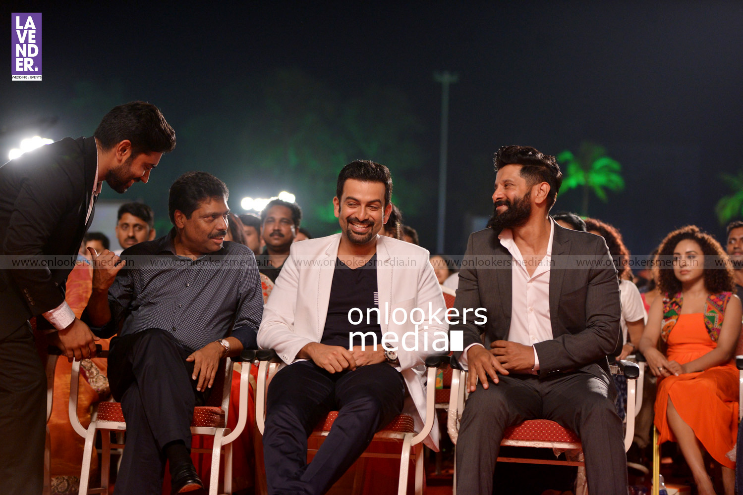 https://onlookersmedia.in/wp-content/uploads/2016/02/Prithviraj-with-Vikram-at-Asianet-Film-Awards-2016-10.jpg