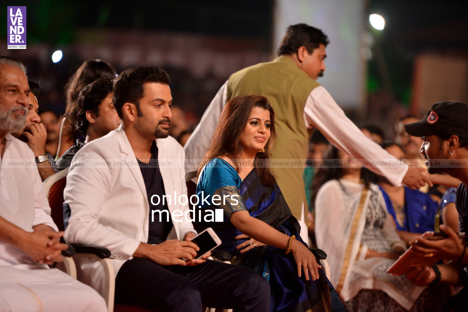https://onlookersmedia.in/wp-content/uploads/2016/02/Prithviraj-with-wife-Supriya-at-Asianet-Film-Awards-2016-3.jpg