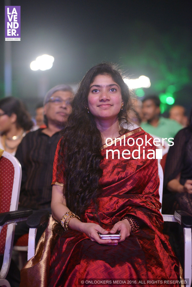 https://onlookersmedia.in/wp-content/uploads/2016/02/Sai-Pallavi-at-Asianet-Film-Award-2016-12.jpg