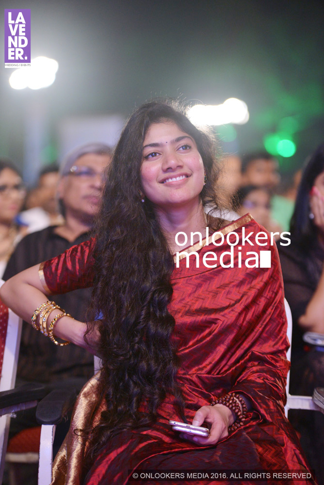 https://onlookersmedia.in/wp-content/uploads/2016/02/Sai-Pallavi-at-Asianet-Film-Award-2016-13.jpg