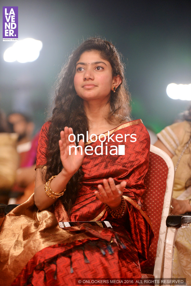 https://onlookersmedia.in/wp-content/uploads/2016/02/Sai-Pallavi-at-Asianet-Film-Award-2016-2.jpg