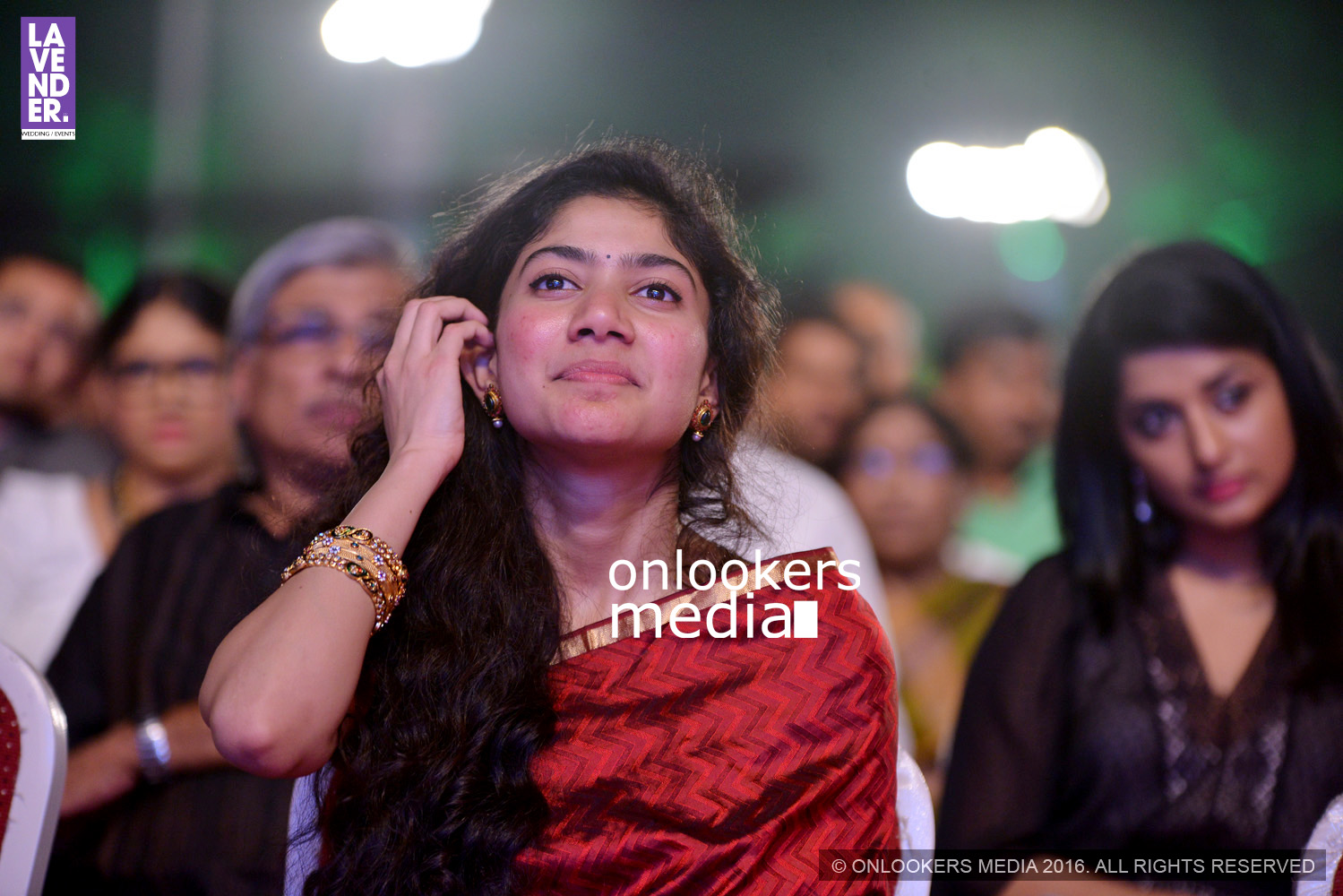https://onlookersmedia.in/wp-content/uploads/2016/02/Sai-Pallavi-at-Asianet-Film-Award-2016-27.jpg