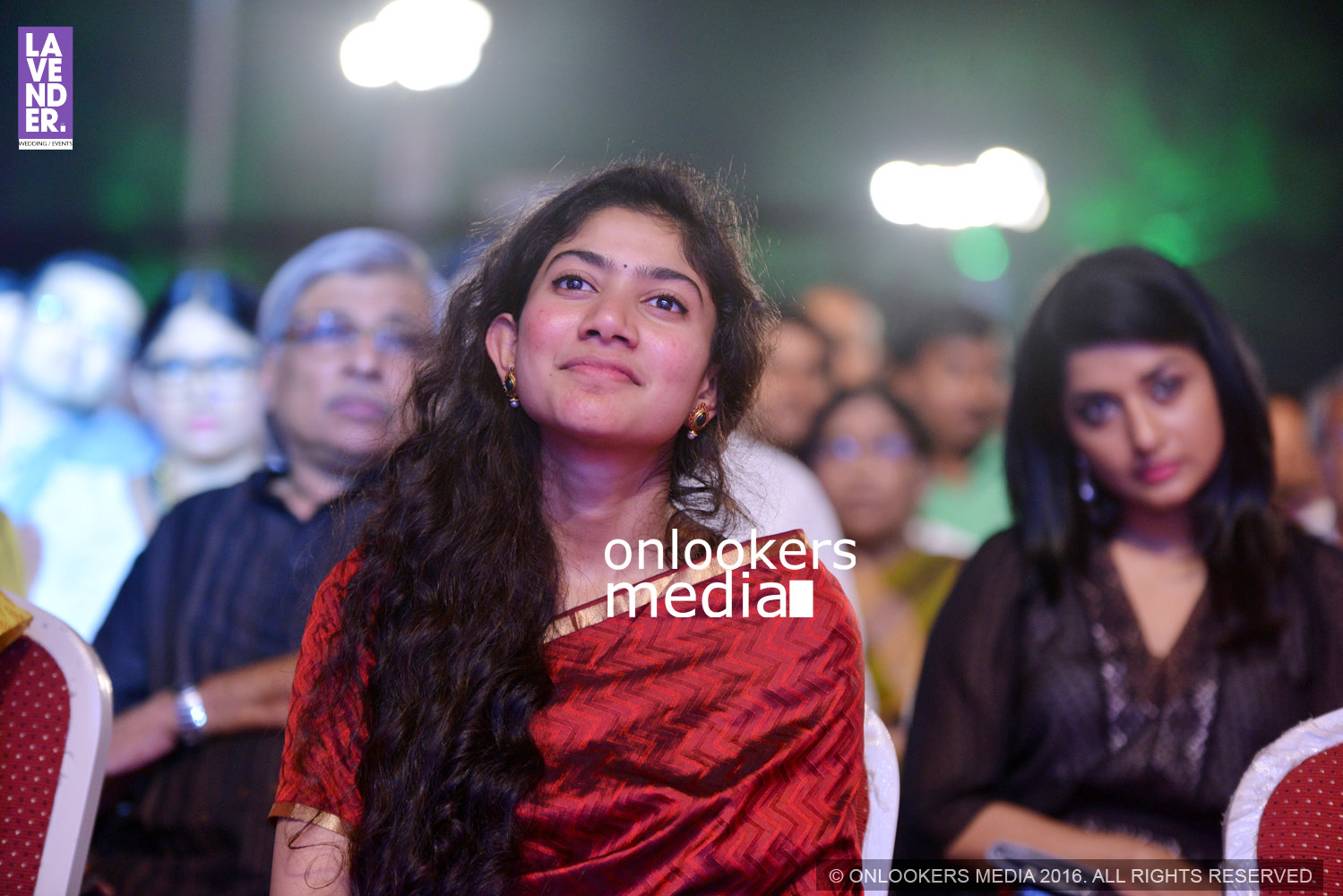https://onlookersmedia.in/wp-content/uploads/2016/02/Sai-Pallavi-at-Asianet-Film-Award-2016-29.jpg