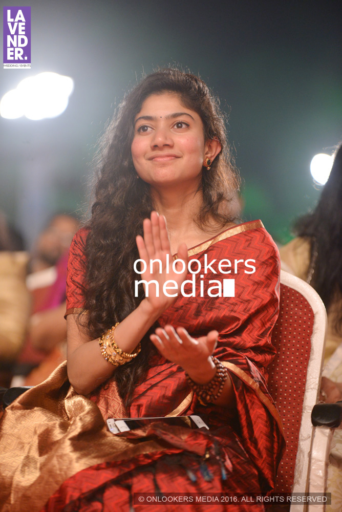 https://onlookersmedia.in/wp-content/uploads/2016/02/Sai-Pallavi-at-Asianet-Film-Award-2016-3.jpg