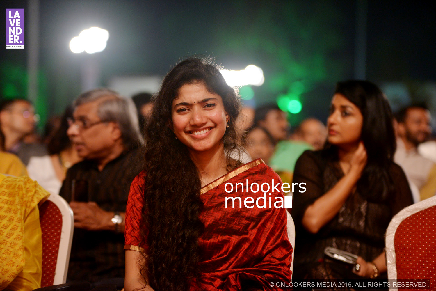 https://onlookersmedia.in/wp-content/uploads/2016/02/Sai-Pallavi-at-Asianet-Film-Award-2016-32.jpg