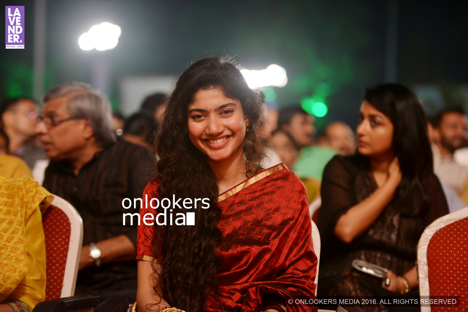 https://onlookersmedia.in/wp-content/uploads/2016/02/Sai-Pallavi-at-Asianet-Film-Award-2016-33.jpg