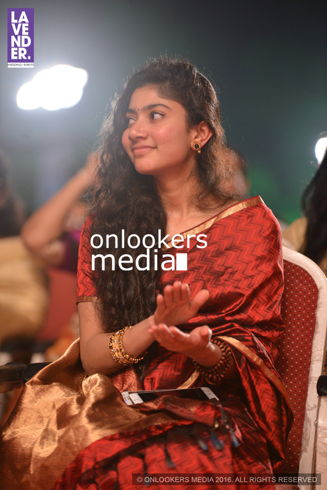 https://onlookersmedia.in/wp-content/uploads/2016/02/Sai-Pallavi-at-Asianet-Film-Award-2016-6.jpg