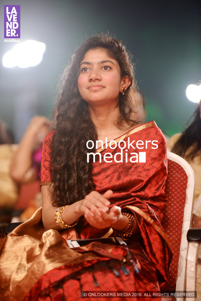 https://onlookersmedia.in/wp-content/uploads/2016/02/Sai-Pallavi-at-Asianet-Film-Award-2016-7.jpg