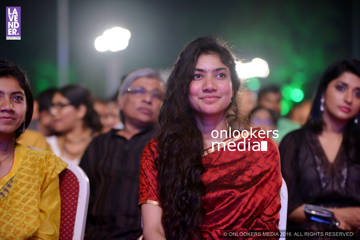 https://onlookersmedia.in/wp-content/uploads/2016/02/Sai-Pallavi-with-Family-at-Asianet-Film-Award-2016-1.jpg