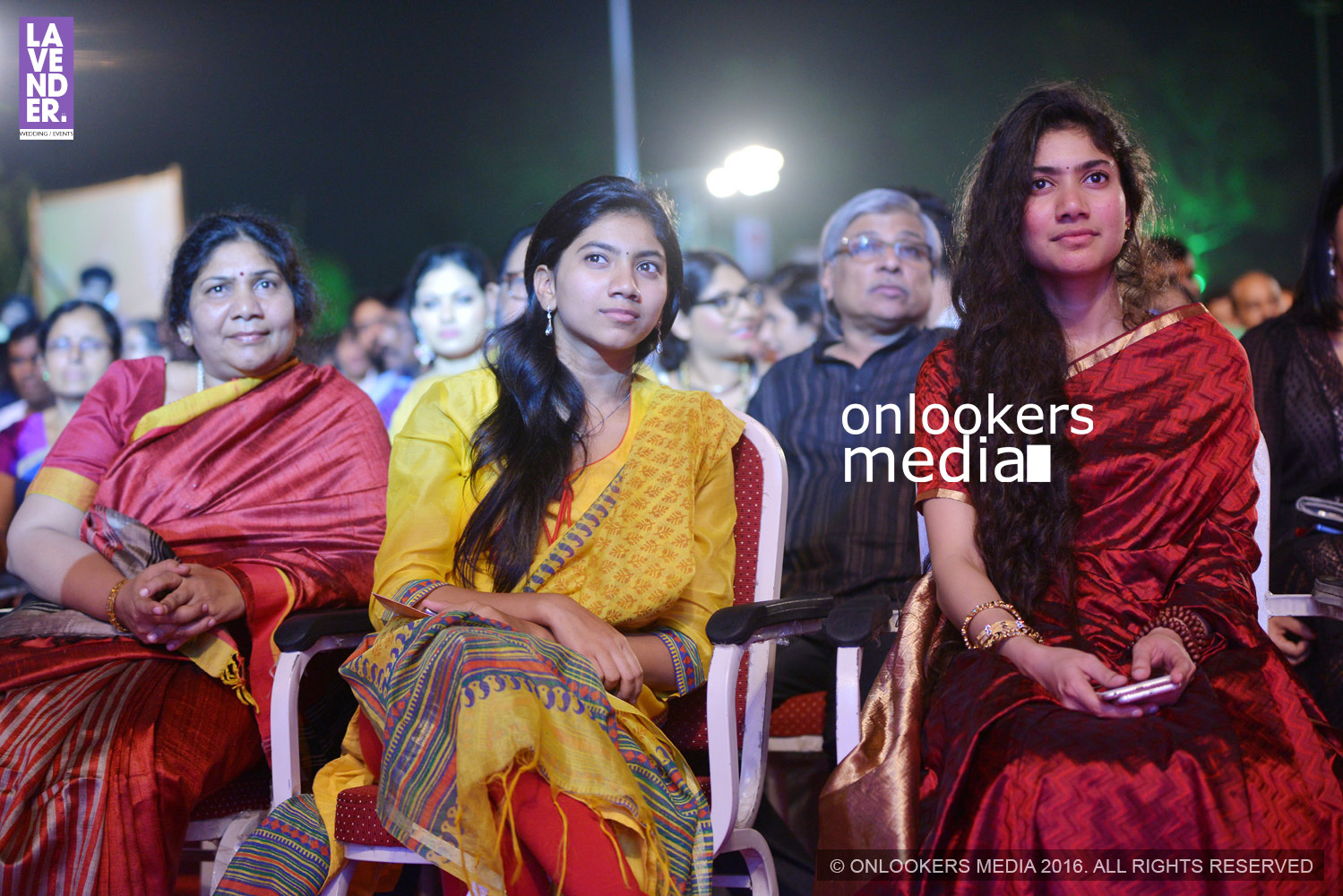 https://onlookersmedia.in/wp-content/uploads/2016/02/Sai-Pallavi-with-Family-at-Asianet-Film-Award-2016-2.jpg