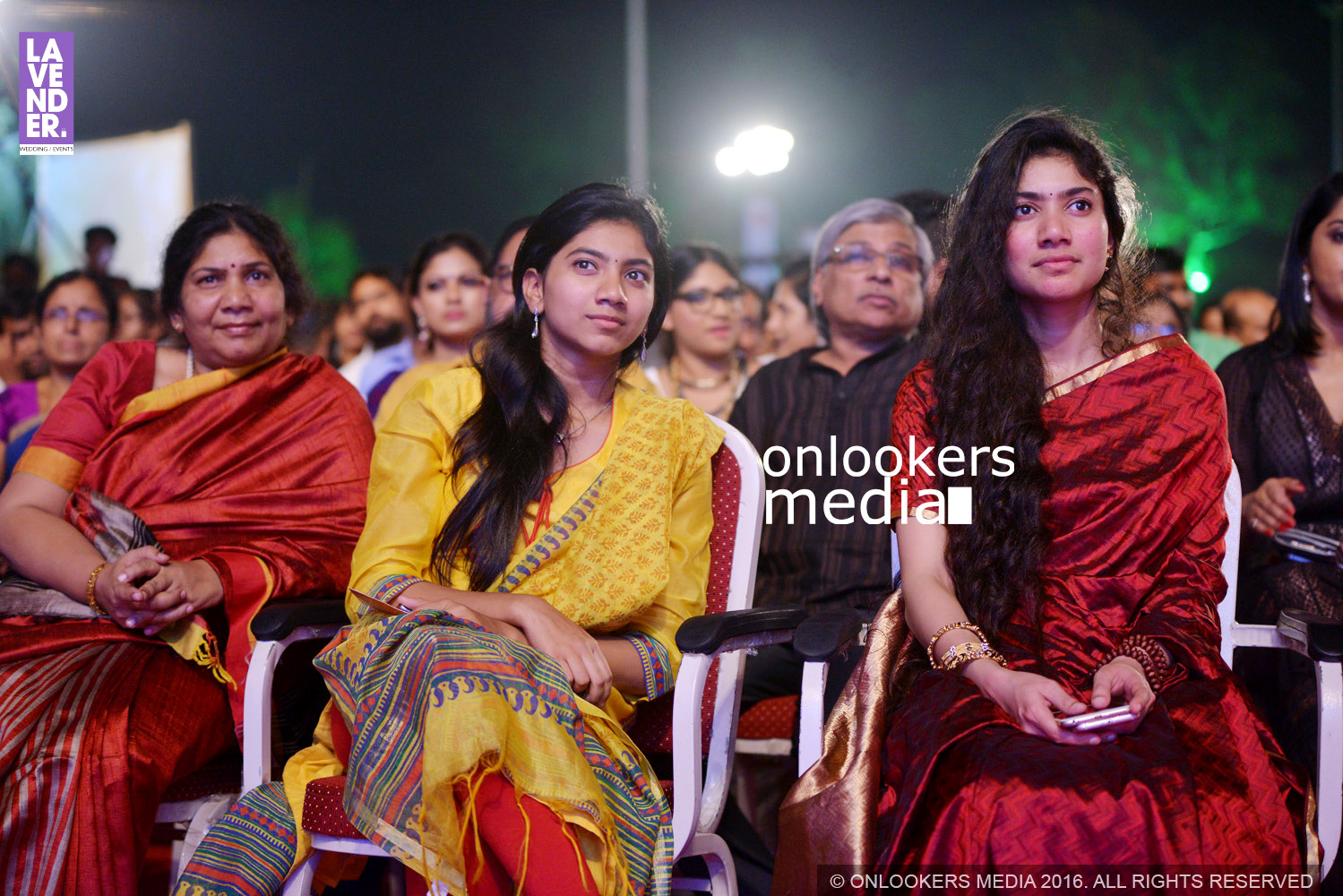 https://onlookersmedia.in/wp-content/uploads/2016/02/Sai-Pallavi-with-Family-at-Asianet-Film-Award-2016-3.jpg