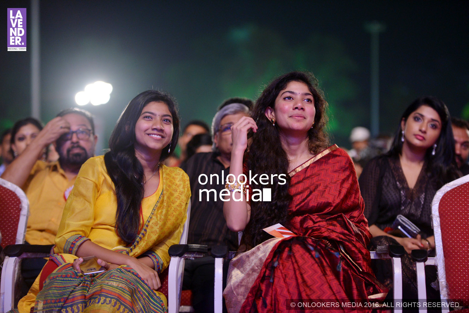 https://onlookersmedia.in/wp-content/uploads/2016/02/Sai-Pallavi-with-Family-at-Asianet-Film-Award-2016-4.jpg