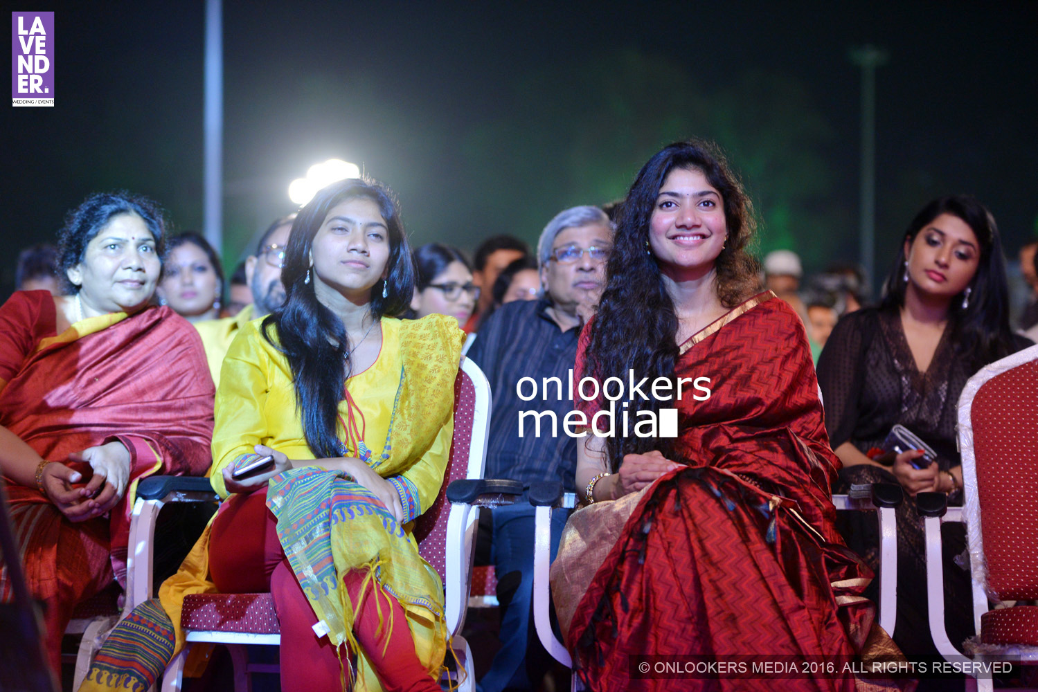 https://onlookersmedia.in/wp-content/uploads/2016/02/Sai-Pallavi-with-Family-at-Asianet-Film-Award-2016-6.jpg