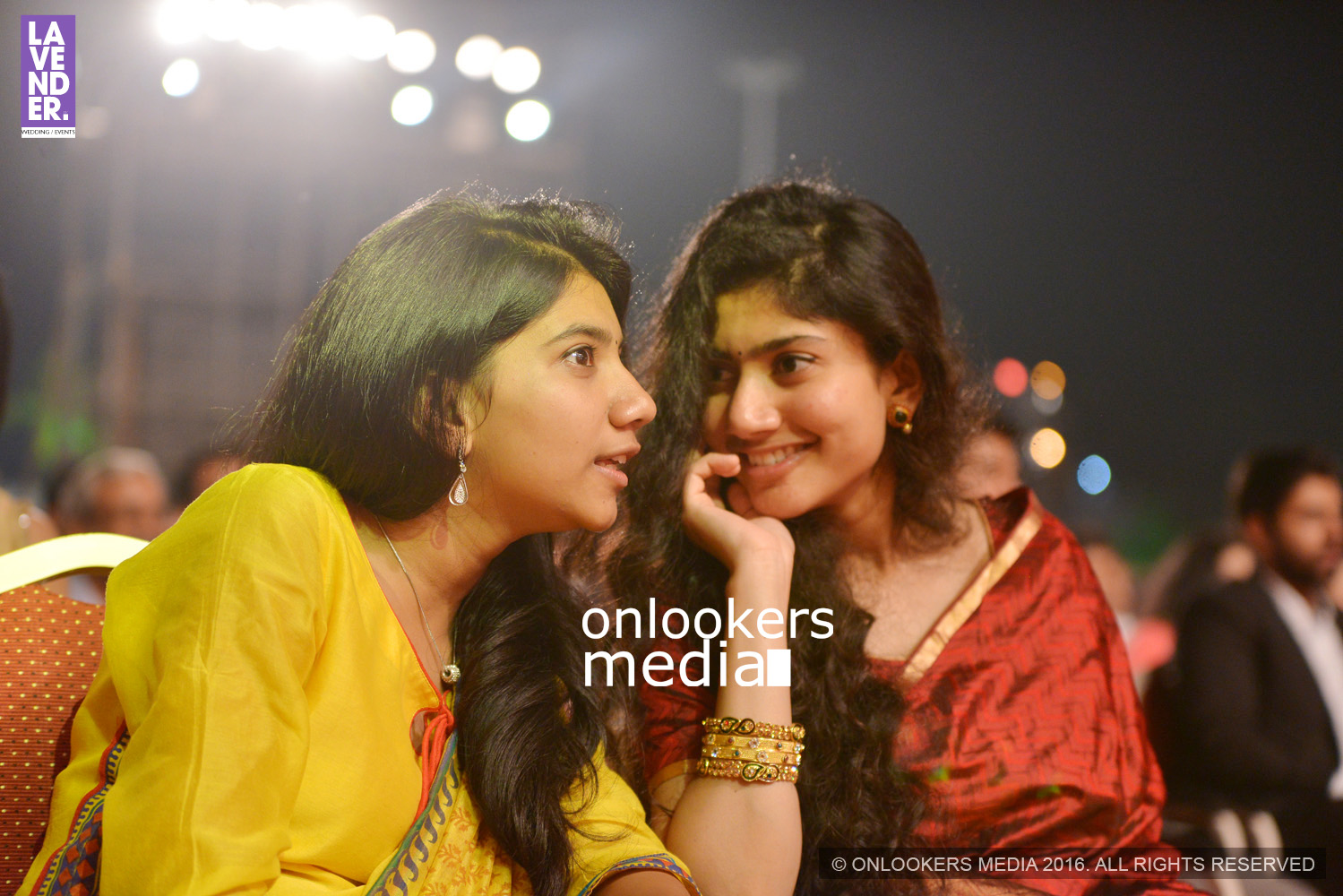 https://onlookersmedia.in/wp-content/uploads/2016/02/Sai-Pallavi-with-sister-Anu-Pallavi-at-Asianet-Film-Award-2016-2.jpg
